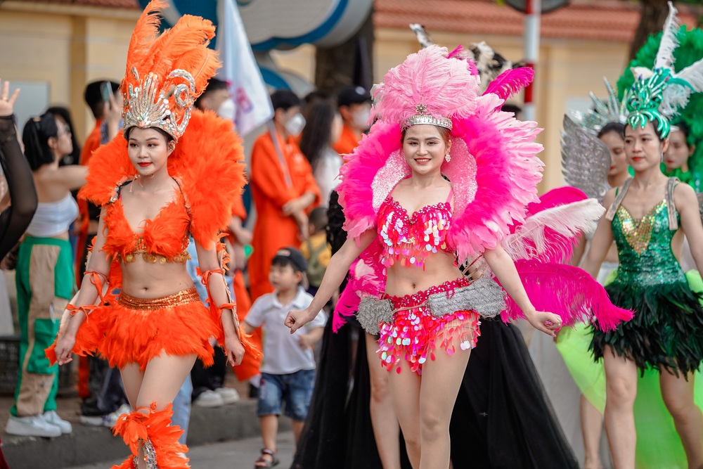 Thành phố Đồng Hới rực rỡ sắc màu lễ hội - Ảnh 8.
