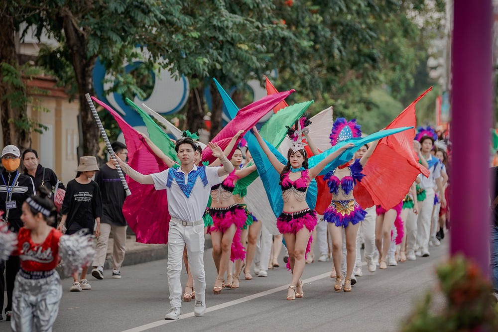Thành phố Đồng Hới rực rỡ sắc màu lễ hội - Ảnh 3.