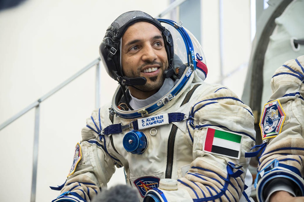 Phi hành gia người Arab đầu tiên đi bộ ngoài không gian - Ảnh 1.