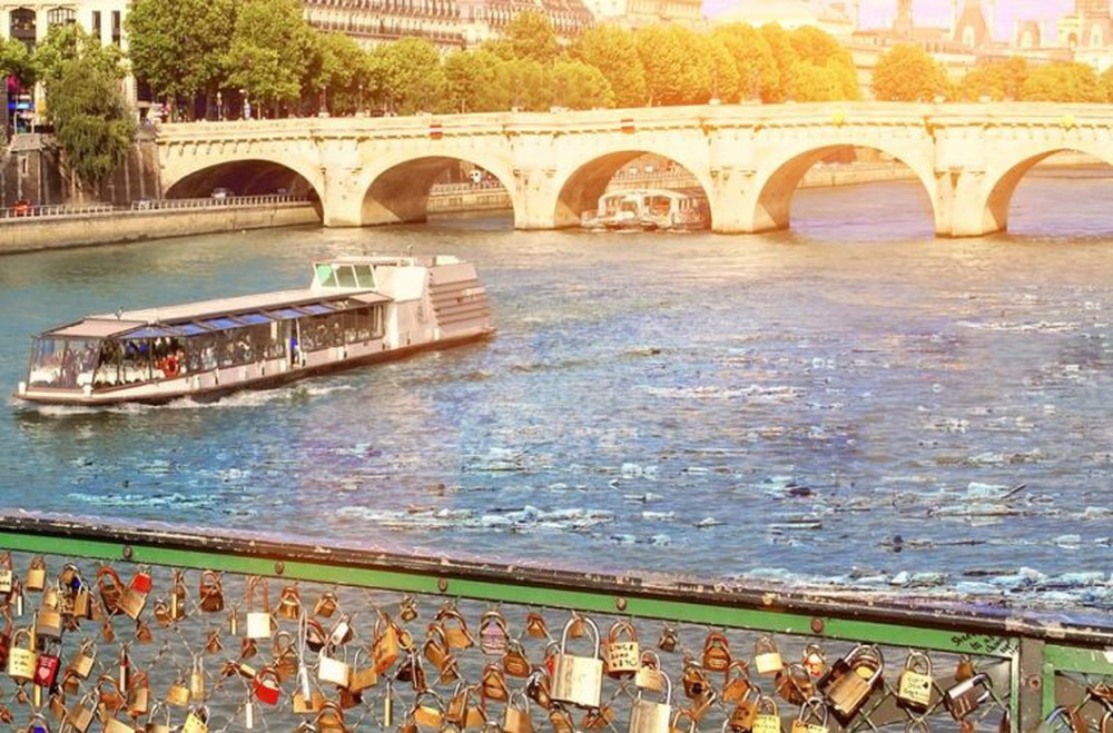 Pháp: Tìm thấy khoảng 20 loại vi nhựa dọc hai bên bờ và trong nước sông Seine - Ảnh 1.