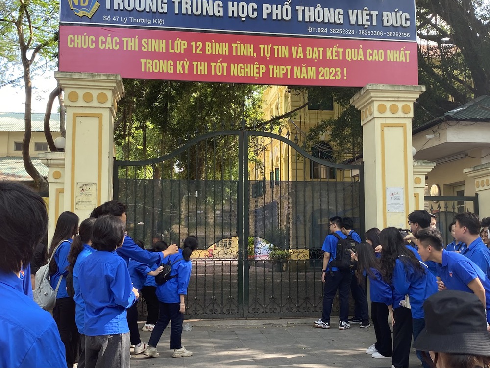 Những khoảnh khắc đẹp trong Kỳ thi tốt nghiệp THPT 2023 tại Hà Nội - Ảnh 5.