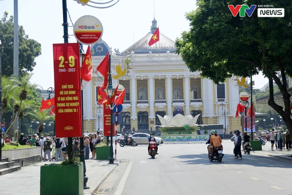 Phố phường Hà Nội tưng bừng cờ hoa chào mừng Quốc khánh 2/9 - Ảnh 8.