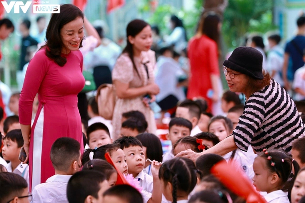 Hà Nội: Lễ khai giảng giản dị, trang nghiêm tại một trường tiểu học - Ảnh 2.