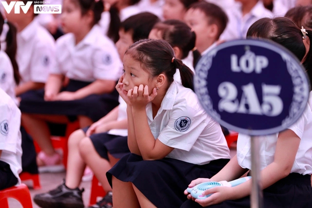 Hà Nội: Lễ khai giảng giản dị, trang nghiêm tại một trường tiểu học - Ảnh 7.