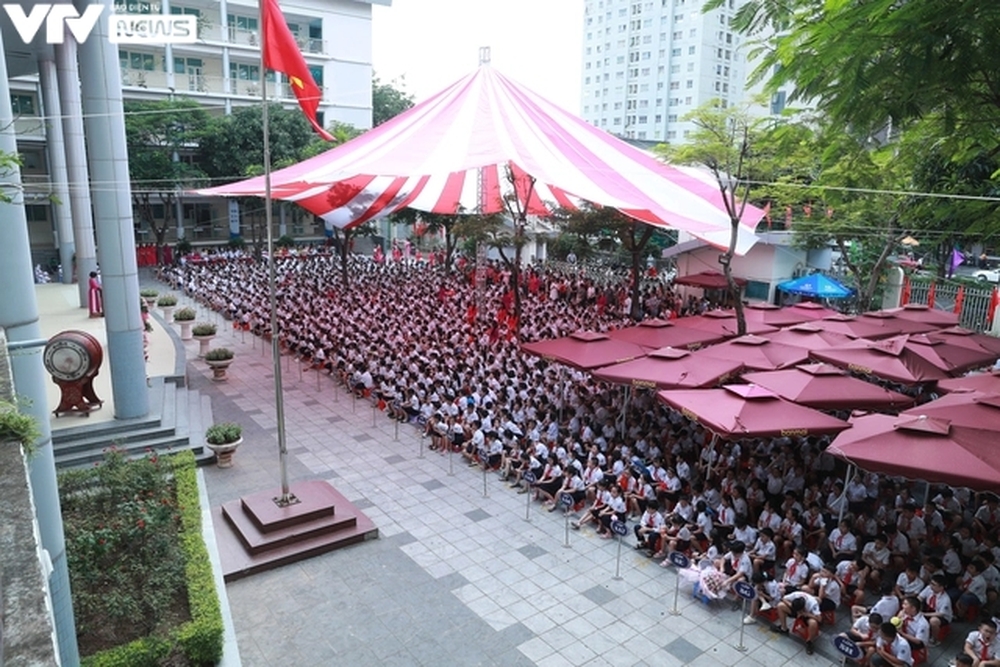 Hà Nội: Lễ khai giảng giản dị, trang nghiêm tại một trường tiểu học - Ảnh 1.
