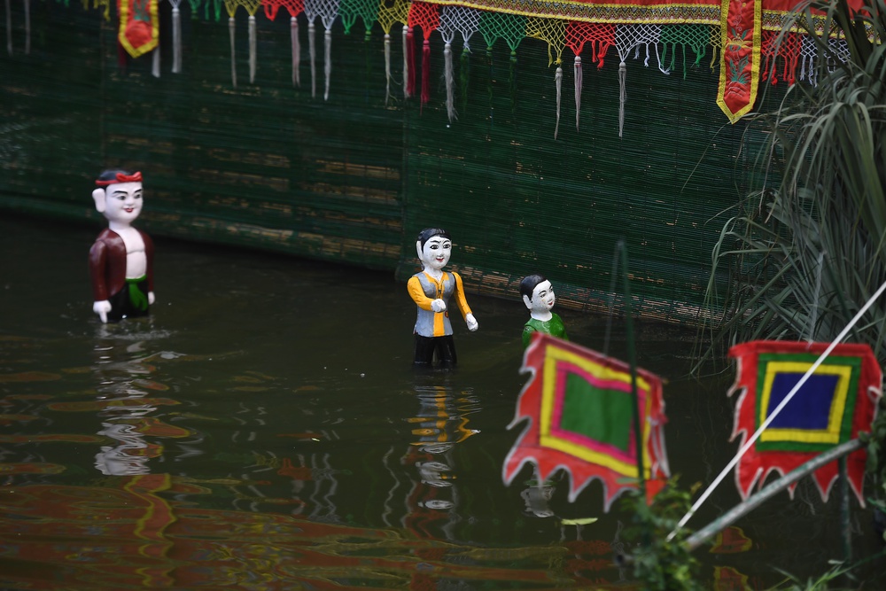Khách nước ngoài học gói bánh chưng, xem múa rối nước ở Tết làng Việt 2024 - Ảnh 10.
