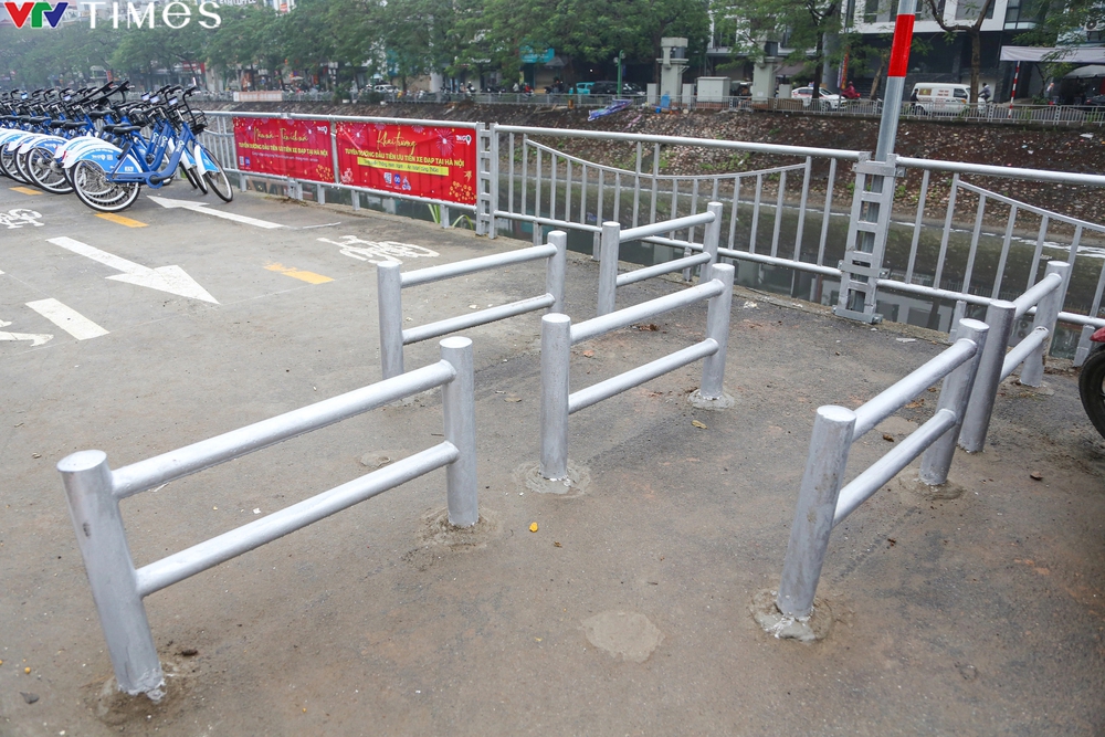 Cận cảnh làn đường đầu tiên dành riêng cho xe đạp mới ra mắt tại Hà Nội - Ảnh 4.