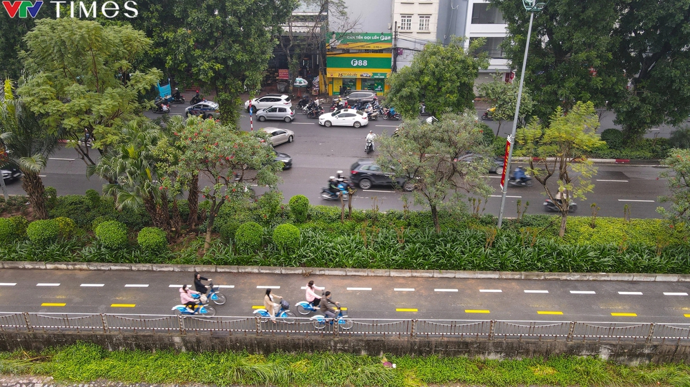 Cận cảnh làn đường đầu tiên dành riêng cho xe đạp mới ra mắt tại Hà Nội - Ảnh 7.