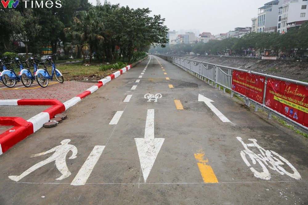 Cận cảnh làn đường đầu tiên dành riêng cho xe đạp mới ra mắt tại Hà Nội - Ảnh 3.