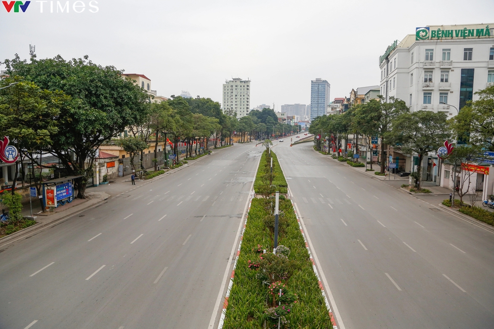 Hà Nội bình yên đến lạ trong ngày mùng 1 Tết Giáp Thìn - Ảnh 1.