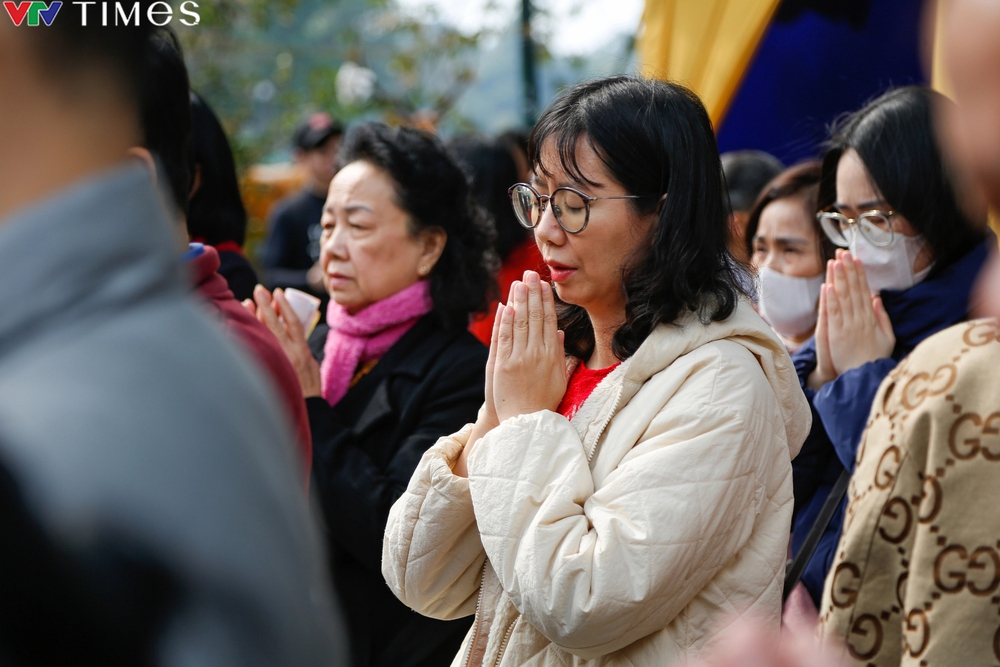 Hà Nội: Người dân đi lễ chùa cầu an ngày mùng 1 Tết - Ảnh 6.