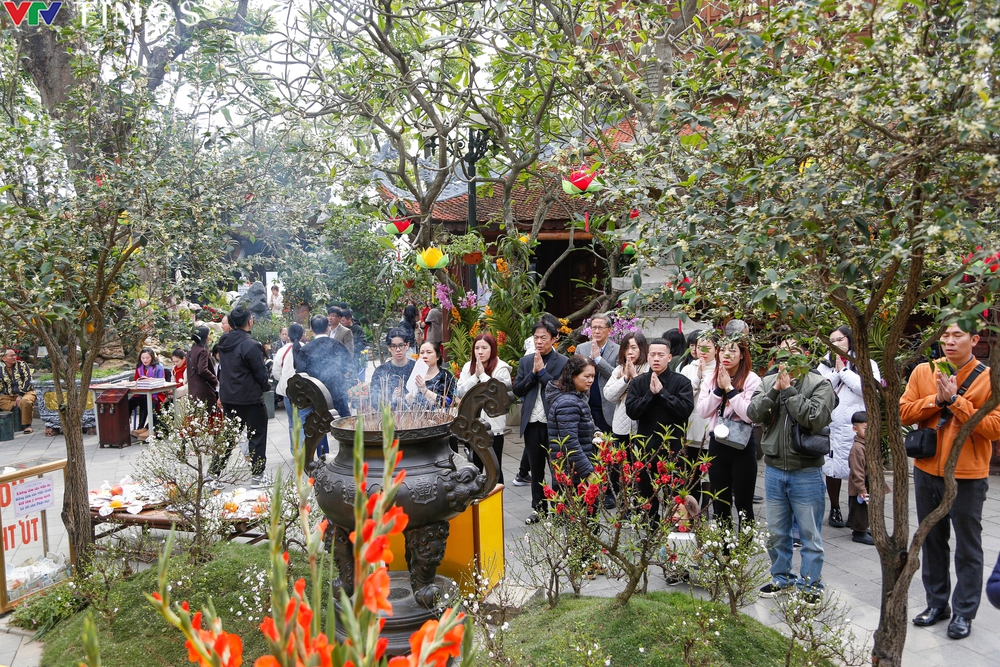 Hà Nội: Người dân đi lễ chùa cầu an ngày mùng 1 Tết - Ảnh 10.