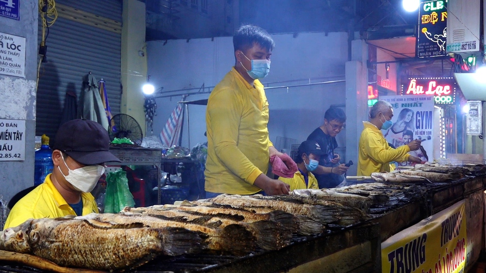 Phố cá lóc nướng ở TP Hồ Chí Minh rực lửa xuyên đêm ngày vía Thần Tài - Ảnh 3.