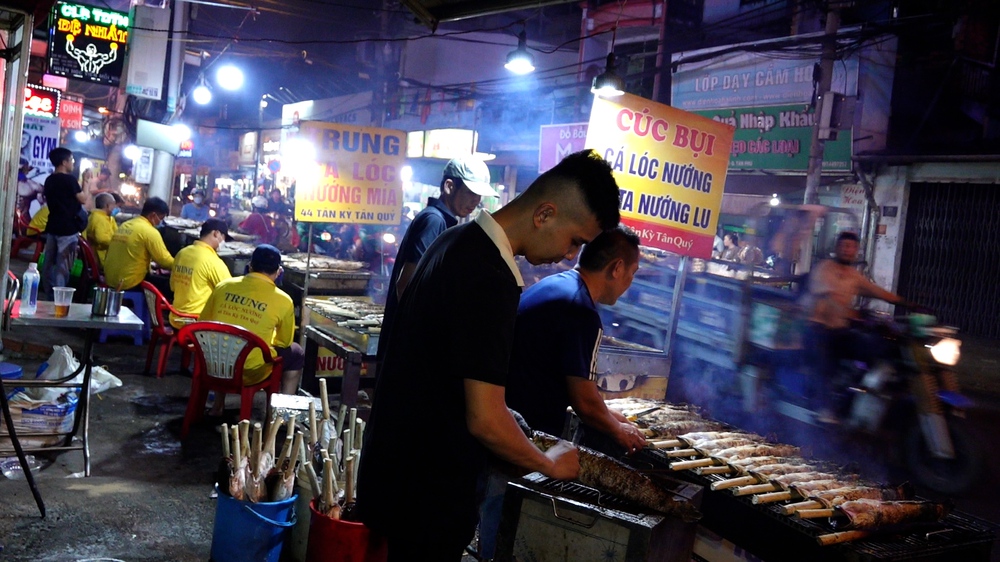 Phố cá lóc nướng ở TP Hồ Chí Minh rực lửa xuyên đêm ngày vía Thần Tài - Ảnh 2.