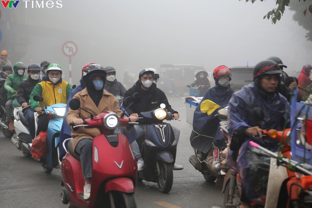 Sương mù nhẹ bao phủ bầu trời thủ đô Hà Nội - Ảnh 9.