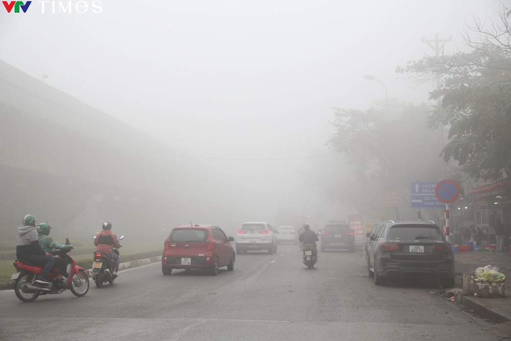 Sương mù nhẹ bao phủ bầu trời thủ đô Hà Nội - Ảnh 10.