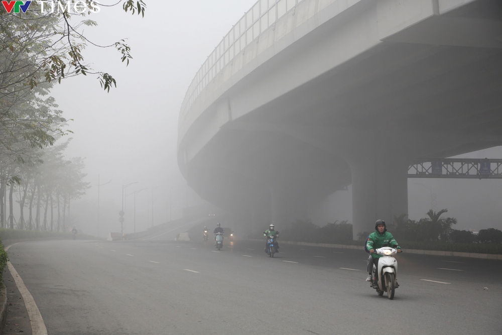 Sương mù nhẹ bao phủ bầu trời thủ đô Hà Nội - Ảnh 11.