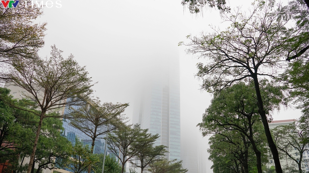 Sương mù nhẹ bao phủ bầu trời thủ đô Hà Nội - Ảnh 3.