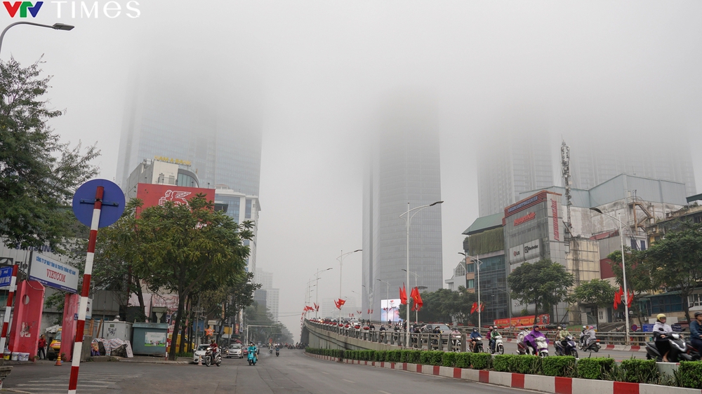 Sương mù nhẹ bao phủ bầu trời thủ đô Hà Nội - Ảnh 1.