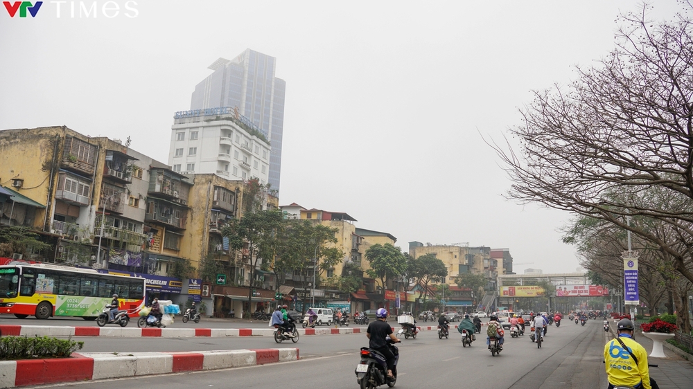 Sương mù nhẹ bao phủ bầu trời thủ đô Hà Nội - Ảnh 2.