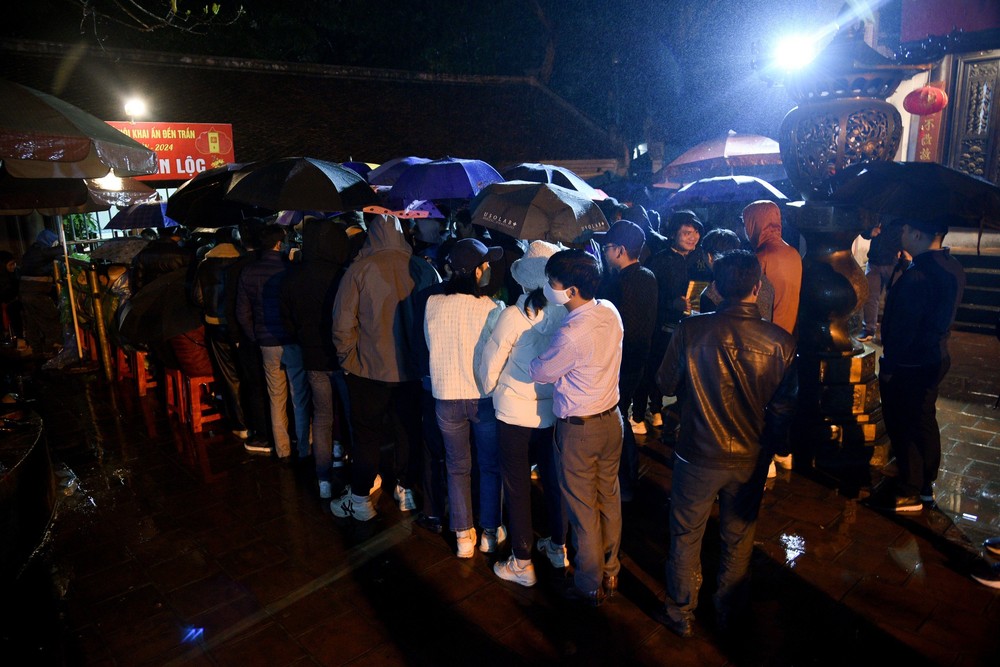 Người dân đội mưa xếp hàng cả đêm chờ phát ấn Đền Trần Xuân Giáp Thìn 2024 - Ảnh 12.