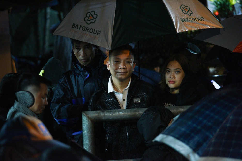 Người dân đội mưa xếp hàng cả đêm chờ phát ấn Đền Trần Xuân Giáp Thìn 2024 - Ảnh 13.