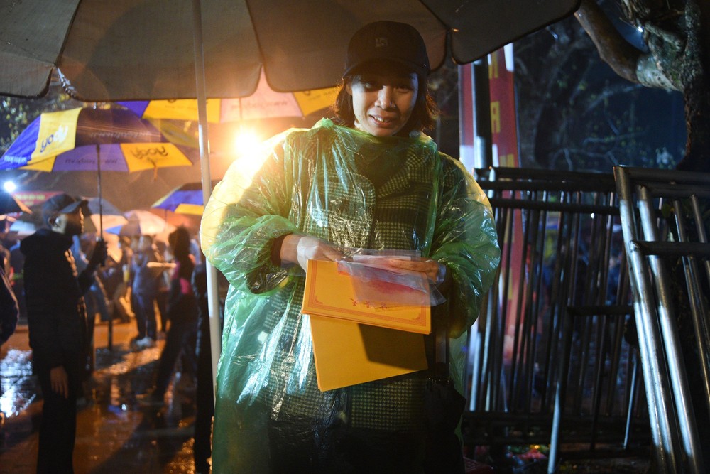 Người dân đội mưa xếp hàng cả đêm chờ phát ấn Đền Trần Xuân Giáp Thìn 2024 - Ảnh 15.