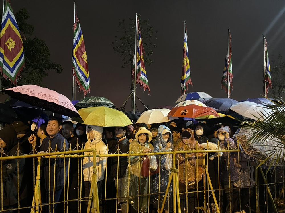 Người dân đội mưa xếp hàng cả đêm chờ phát ấn Đền Trần Xuân Giáp Thìn 2024 - Ảnh 4.