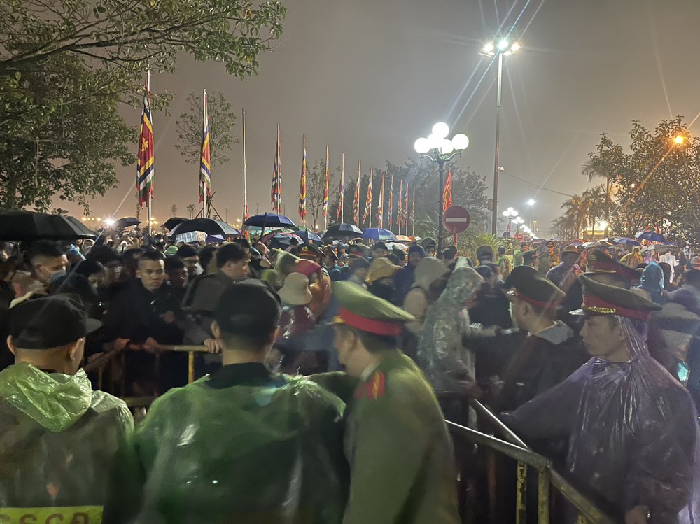 Người dân đội mưa xếp hàng cả đêm chờ phát ấn Đền Trần Xuân Giáp Thìn 2024 - Ảnh 6.