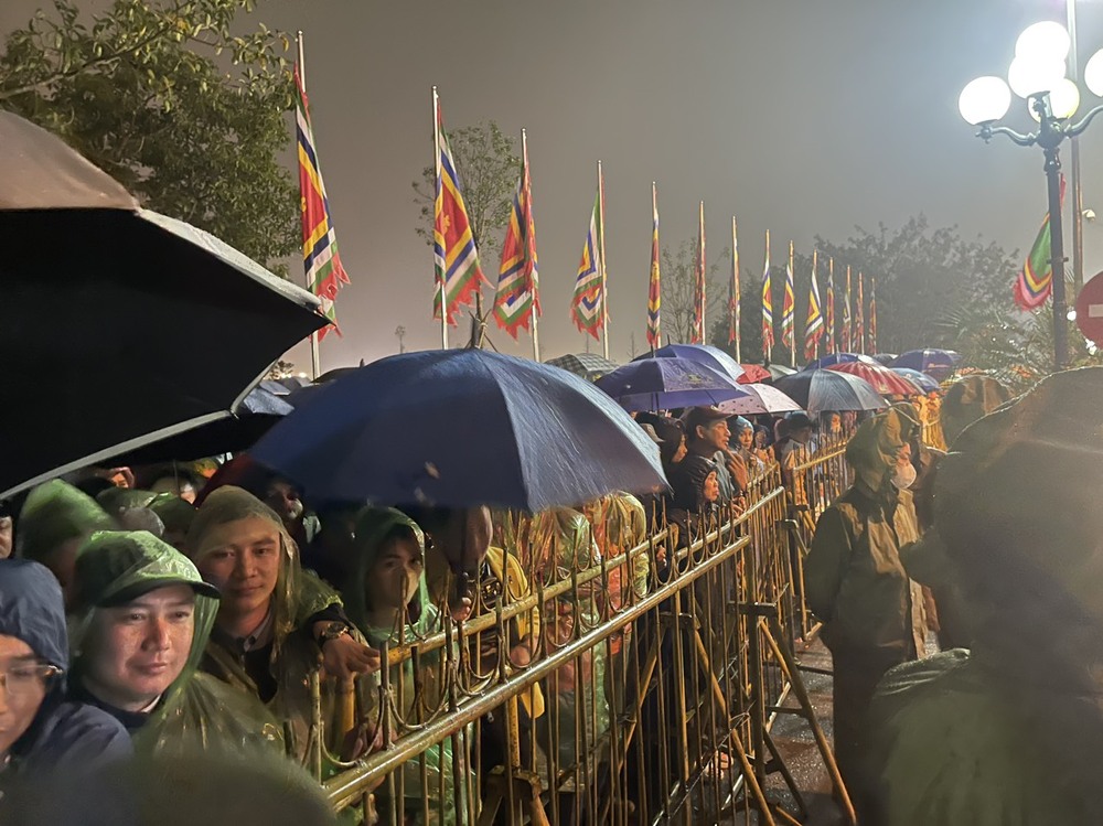 Người dân đội mưa xếp hàng cả đêm chờ phát ấn Đền Trần Xuân Giáp Thìn 2024 - Ảnh 7.