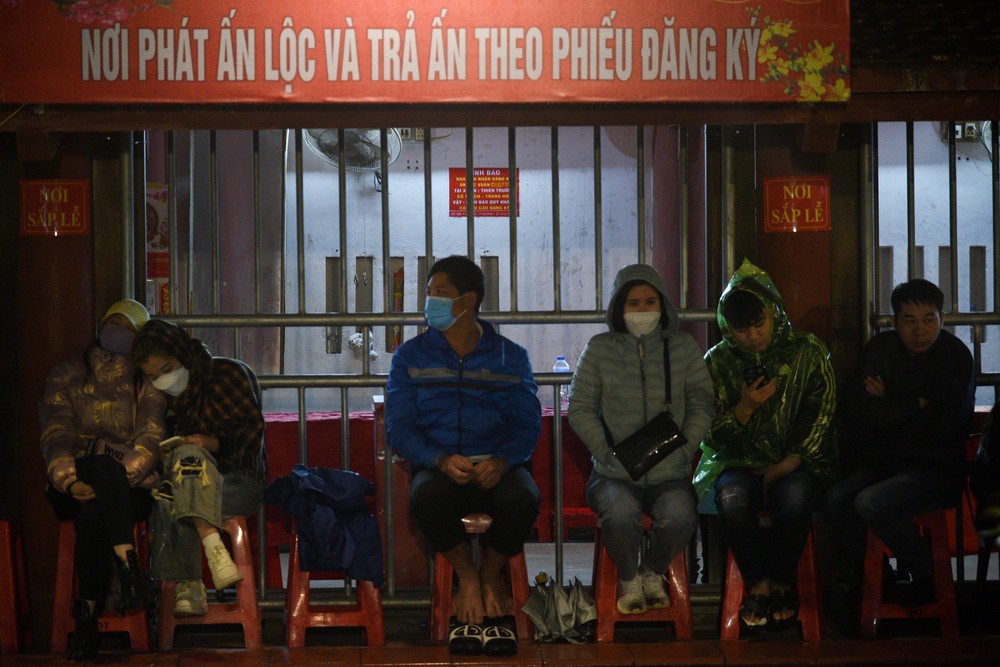 Người dân đội mưa xếp hàng cả đêm chờ phát ấn Đền Trần Xuân Giáp Thìn 2024 - Ảnh 10.