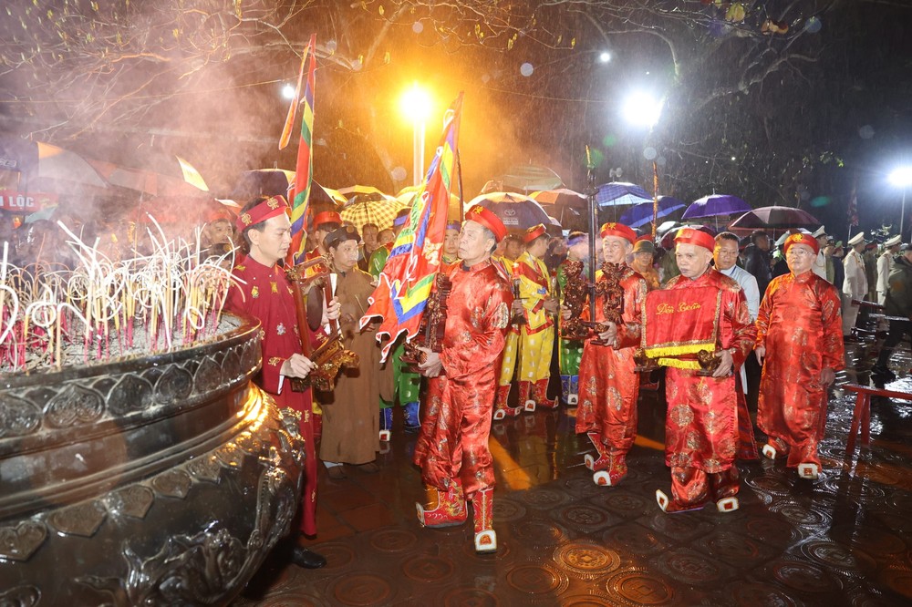 Người dân đội mưa xếp hàng cả đêm chờ phát ấn Đền Trần Xuân Giáp Thìn 2024 - Ảnh 1.