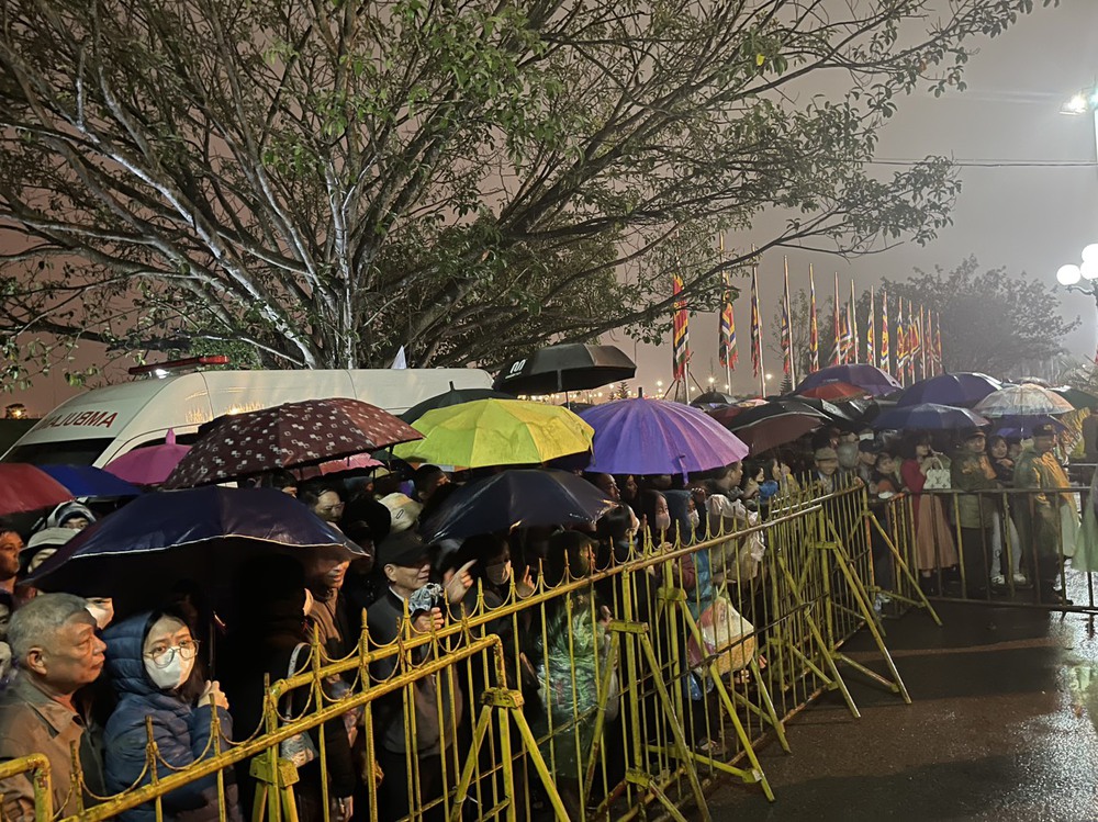 Người dân đội mưa xếp hàng cả đêm chờ phát ấn Đền Trần Xuân Giáp Thìn 2024 - Ảnh 2.