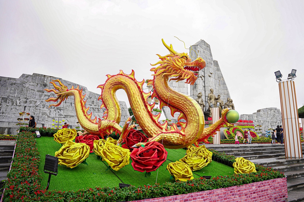 Linh vật rồng tại Quảng Bình thu hút khách tham quan dịp Tết Giáp Thìn - Ảnh 1.