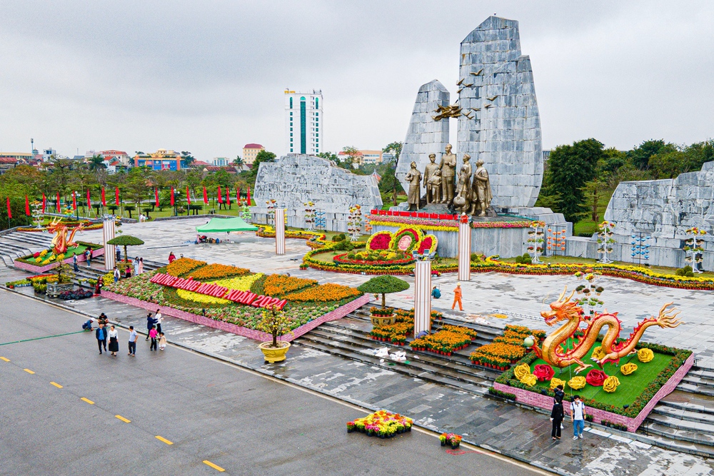Linh vật rồng tại Quảng Bình thu hút khách tham quan dịp Tết Giáp Thìn - Ảnh 2.