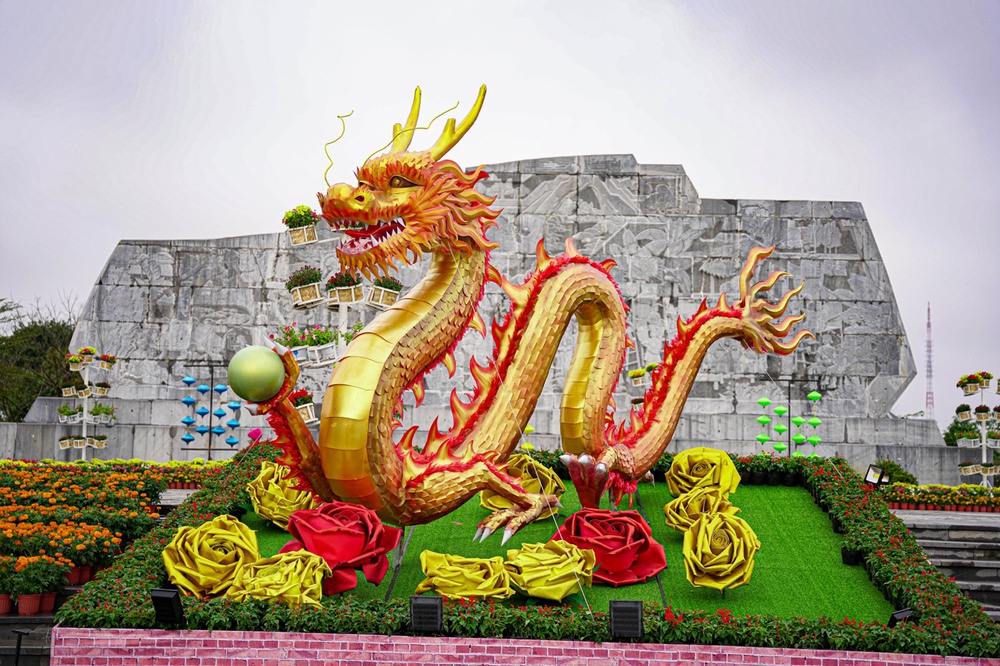 Linh vật rồng tại Quảng Bình thu hút khách tham quan dịp Tết Giáp Thìn - Ảnh 3.