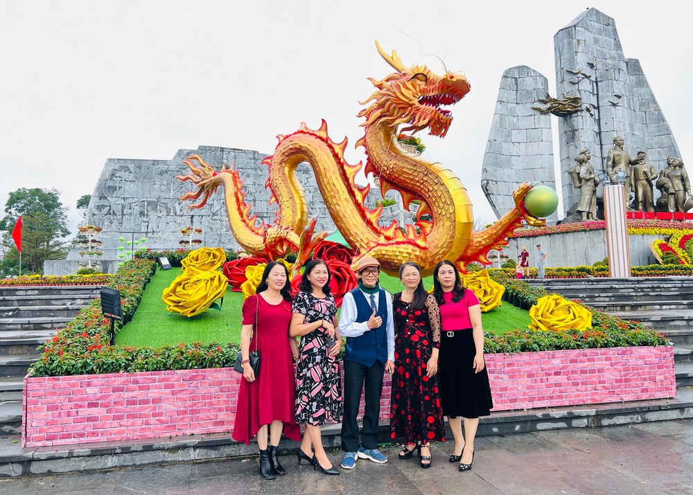 Linh vật rồng tại Quảng Bình thu hút khách tham quan dịp Tết Giáp Thìn - Ảnh 4.