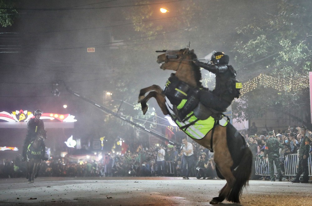 Cảnh sát cơ động kỵ binh trình diễn nhân kỷ niệm 140 năm Khởi nghĩa Yên Thế - Ảnh 6.