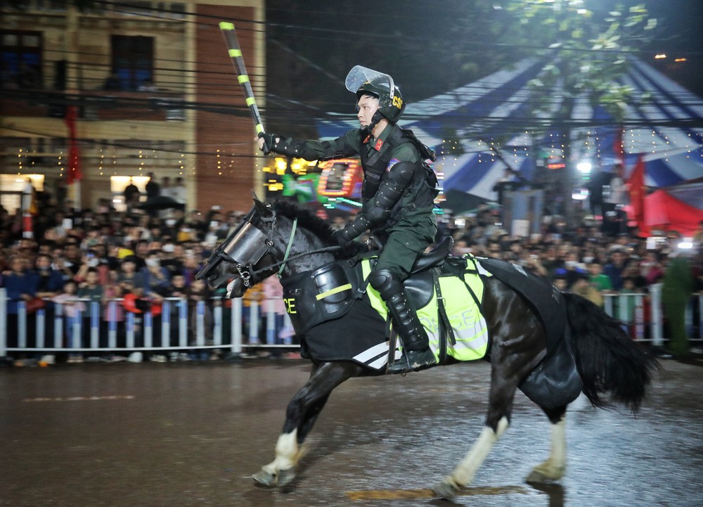 Cảnh sát cơ động kỵ binh trình diễn nhân kỷ niệm 140 năm Khởi nghĩa Yên Thế - Ảnh 5.