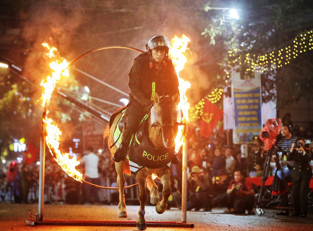 Cảnh sát cơ động kỵ binh trình diễn nhân kỷ niệm 140 năm Khởi nghĩa Yên Thế - Ảnh 1.