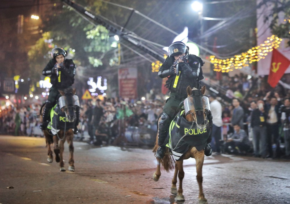 Cảnh sát cơ động kỵ binh trình diễn nhân kỷ niệm 140 năm Khởi nghĩa Yên Thế - Ảnh 8.