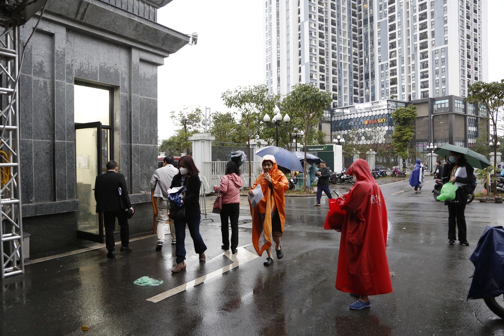 Người dân đội mưa, xếp hàng chờ xét xử vụ án Tân Hoàng Minh - Ảnh 4.