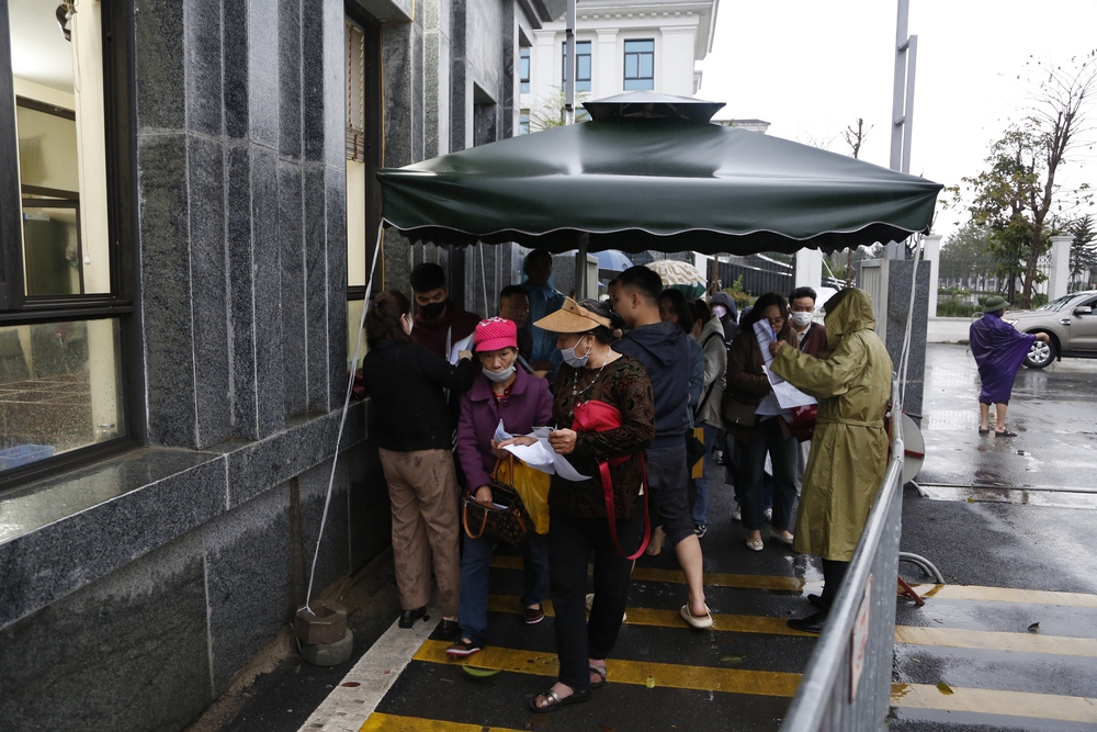Người dân đội mưa, xếp hàng chờ xét xử vụ án Tân Hoàng Minh - Ảnh 5.