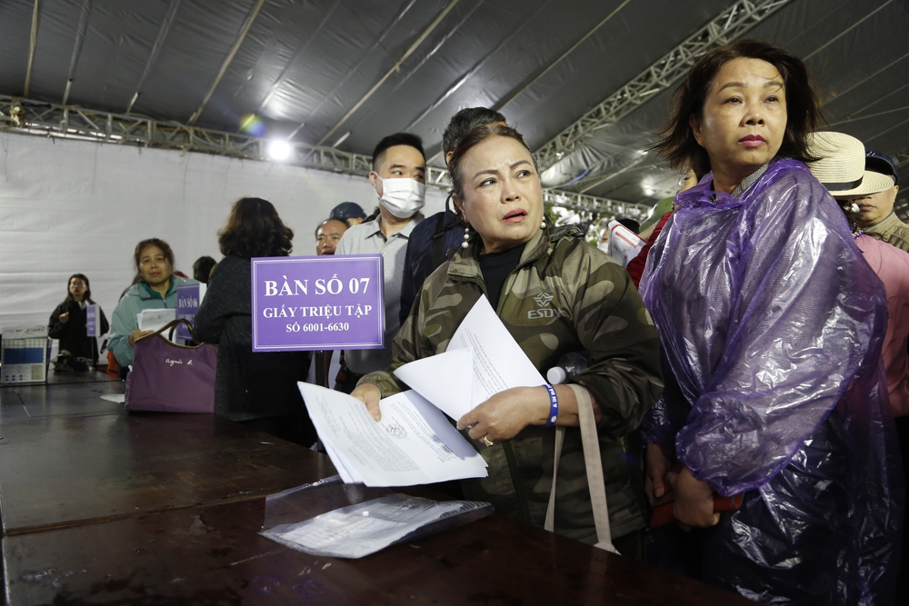 Người dân đội mưa, xếp hàng chờ xét xử vụ án Tân Hoàng Minh - Ảnh 9.