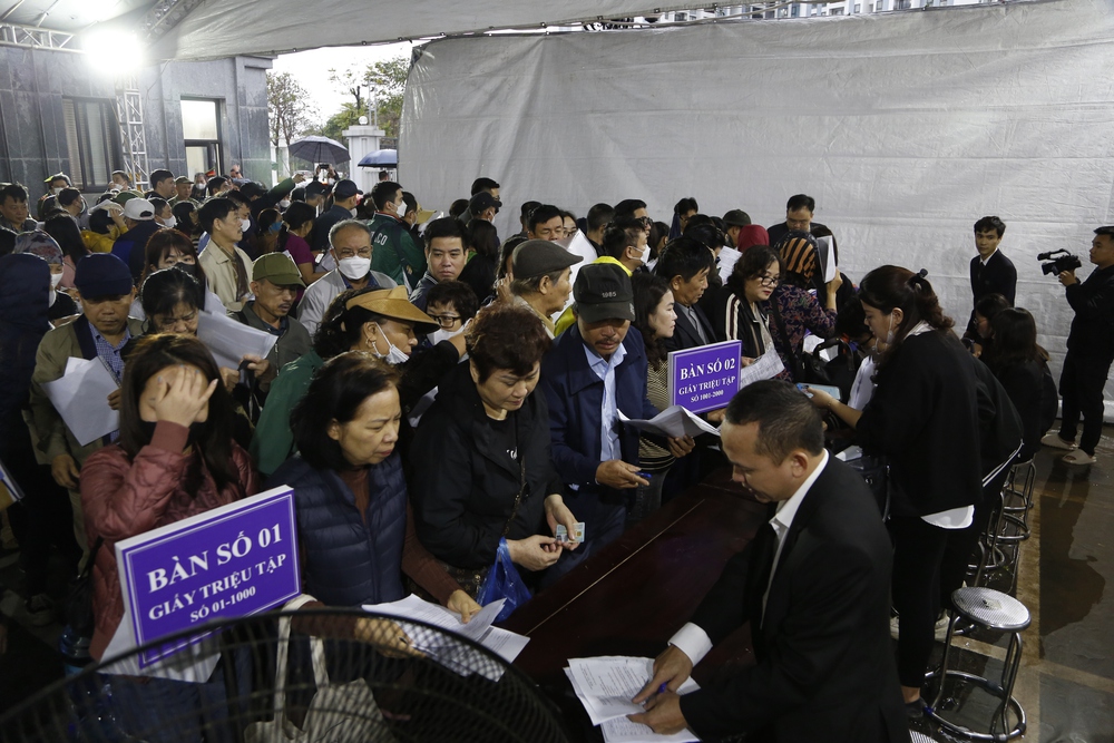 Người dân đội mưa, xếp hàng chờ xét xử vụ án Tân Hoàng Minh - Ảnh 2.