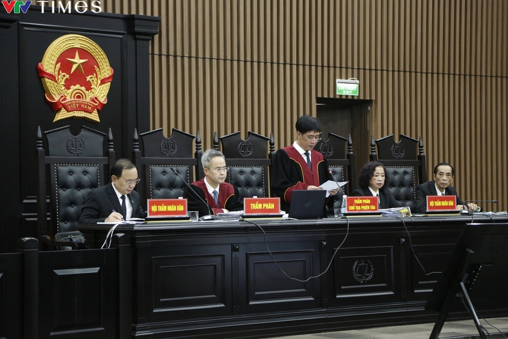 Dẫn giải Chủ tịch Tân Hoàng Minh Đỗ Anh Dũng cùng 13 đồng phạm đến tòa xét xử - Ảnh 3.