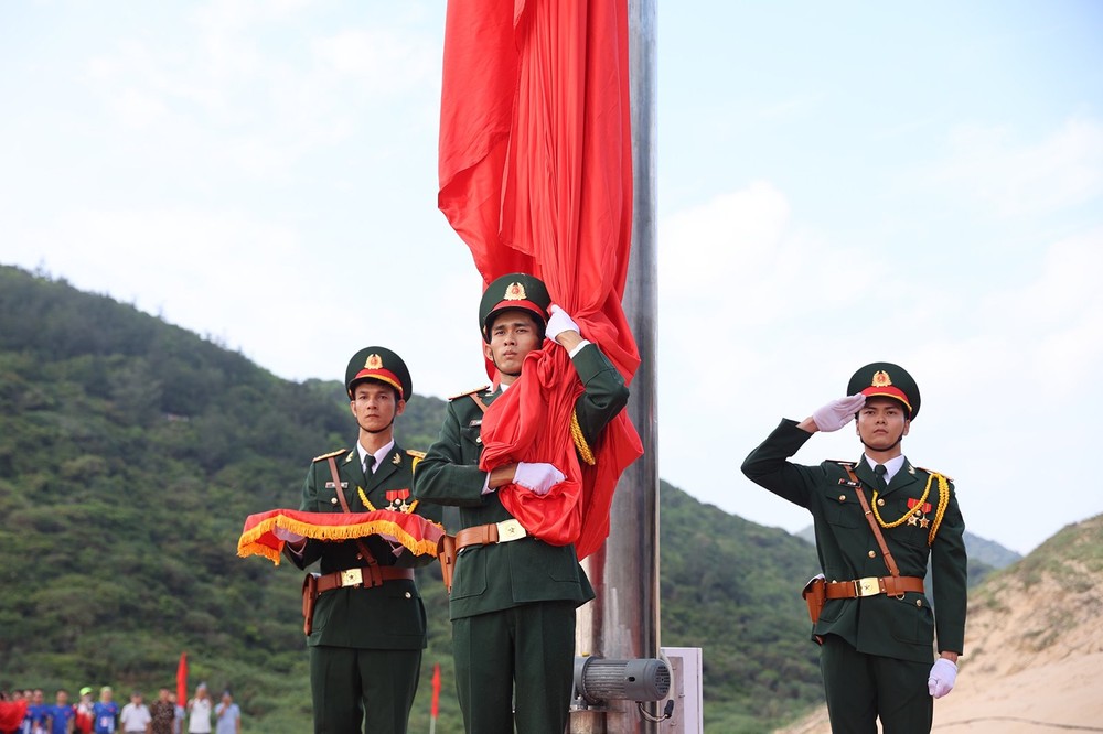 Xúc động lễ thượng cờ Tổ quốc tại Tiền Phong Marathon 2024   - Ảnh 4.