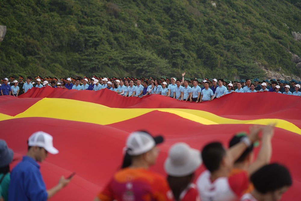 Xúc động lễ thượng cờ Tổ quốc tại Tiền Phong Marathon 2024   - Ảnh 7.
