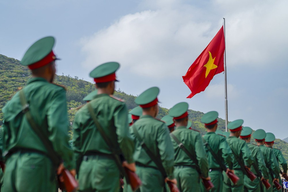 Xúc động lễ thượng cờ Tổ quốc tại Tiền Phong Marathon 2024   - Ảnh 3.