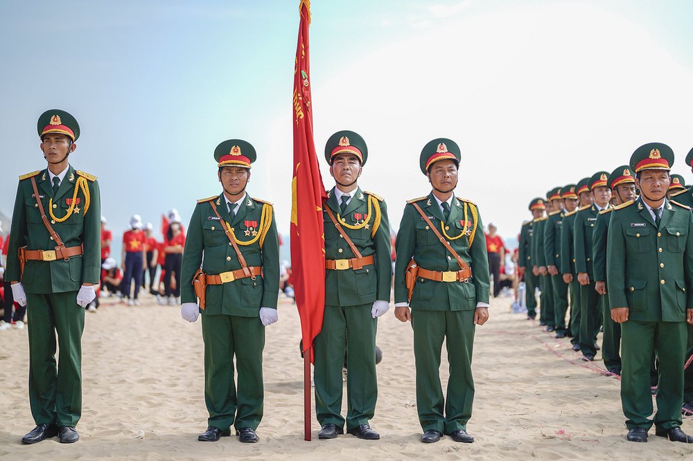 Xúc động lễ thượng cờ Tổ quốc tại Tiền Phong Marathon 2024   - Ảnh 2.